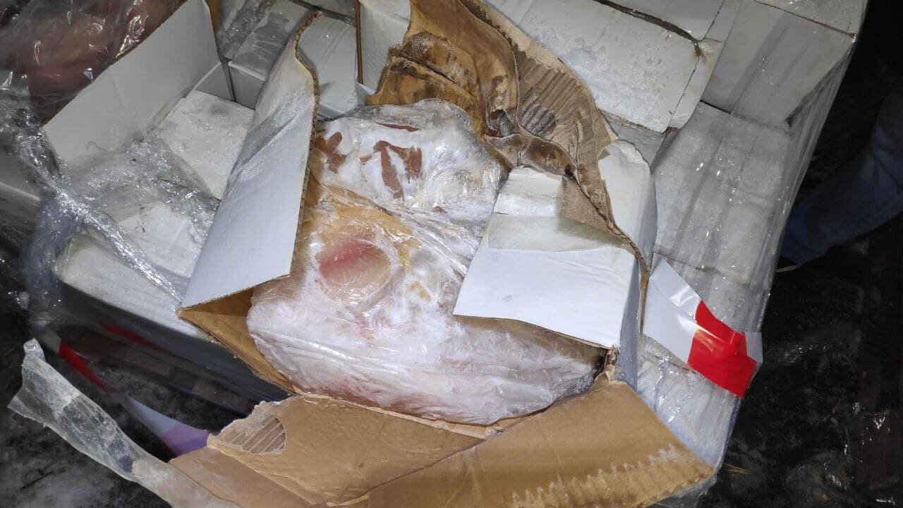 Random inspection of boxes with allegedly damaged frozen cargo. Visual condiotn